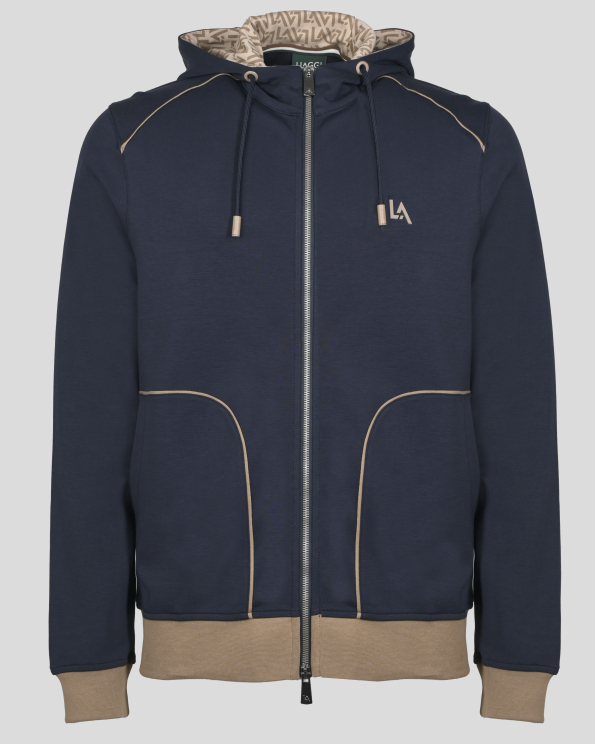 ТЪМНОСИН СУИТШЪРТ С ПРИНТ НА КАЧУЛКА И ГУМИРАНО ЛОГО