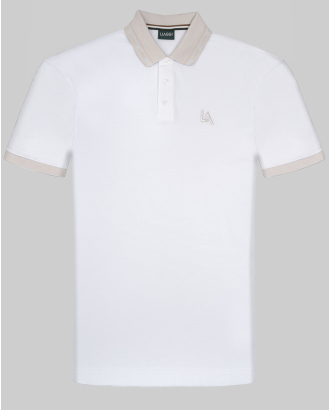 БЯЛА ТЕНИСКА С БРОДЕРИЯ ЛОГО И КОНТРАСТНА ЯКА