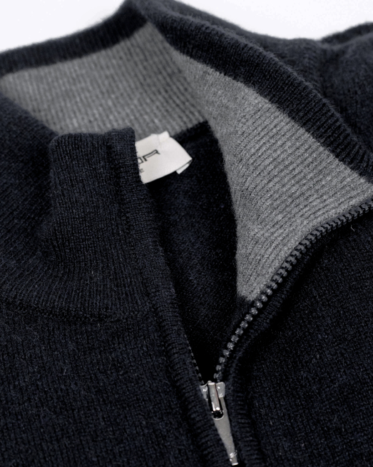 ЧЕРНА ЖИЛЕТКА С КОНТРАСТНА ДЕСЕНАЦИЯ НА ЯКАТА ОТ 100% КАШМИР - 8