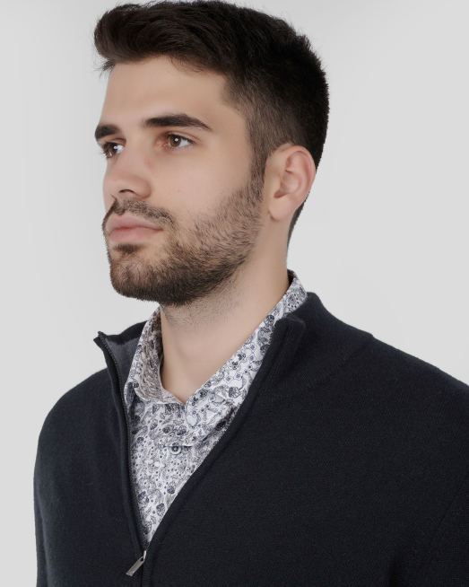 ЧЕРНА ЖИЛЕТКА С КОНТРАСТНА ДЕСЕНАЦИЯ НА ЯКАТА ОТ 100% КАШМИР - 4